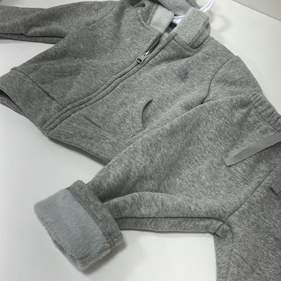 Baby gap size 3 to 6 month to pieces, sweat, jacket, and sweatpants - Picture 6 of 6